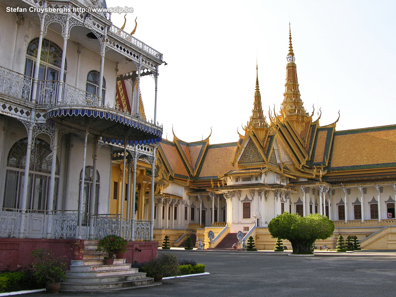 Phnom Penh - Koninklijk paleis Phnom Penh, de hoofdstad van Cambodja, ligt op de plaats waar de rivieren Mekong en Tonlé Sap samenkomen. De grootste bezienswaardigheid is het koninklijk paleis en de zilveren pagode (1866-1870). Paviljoen van Napoleon III met op de achtergrond de troonhal. Stefan Cruysberghs